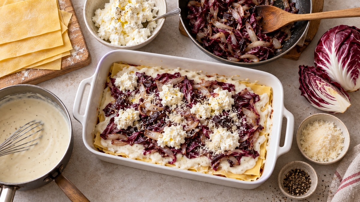 Preparazione a strati delle lasagne con radicchio, ricotta e besciamella