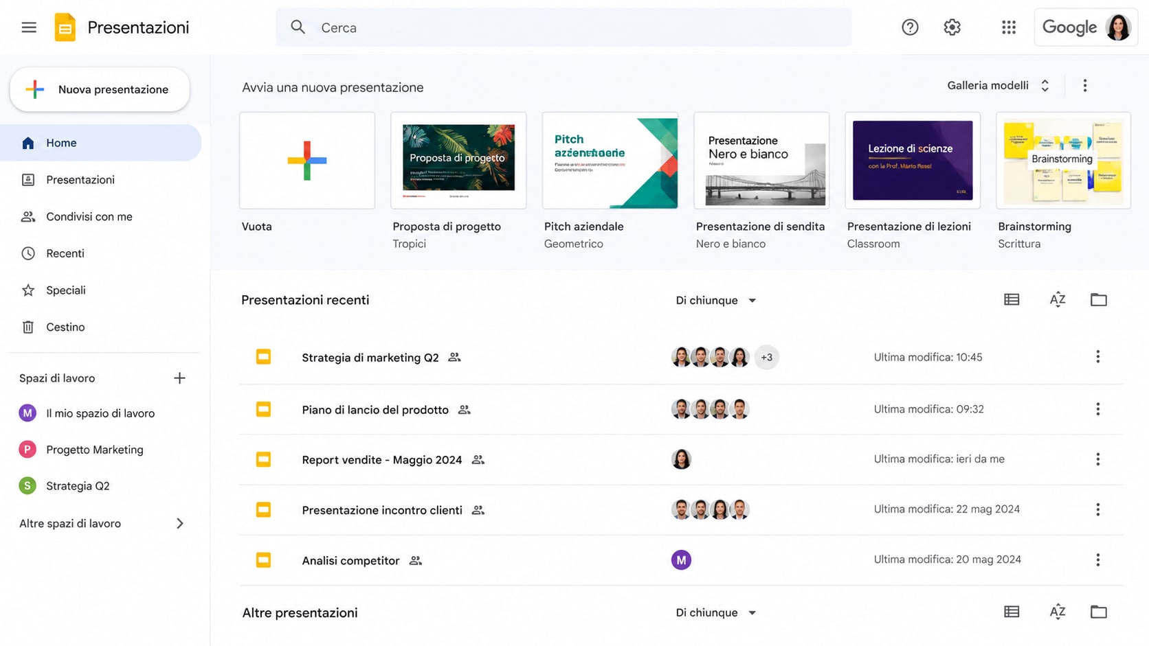 interfaccia di Google Slides con modelli di presentazione e strumenti di collaborazione